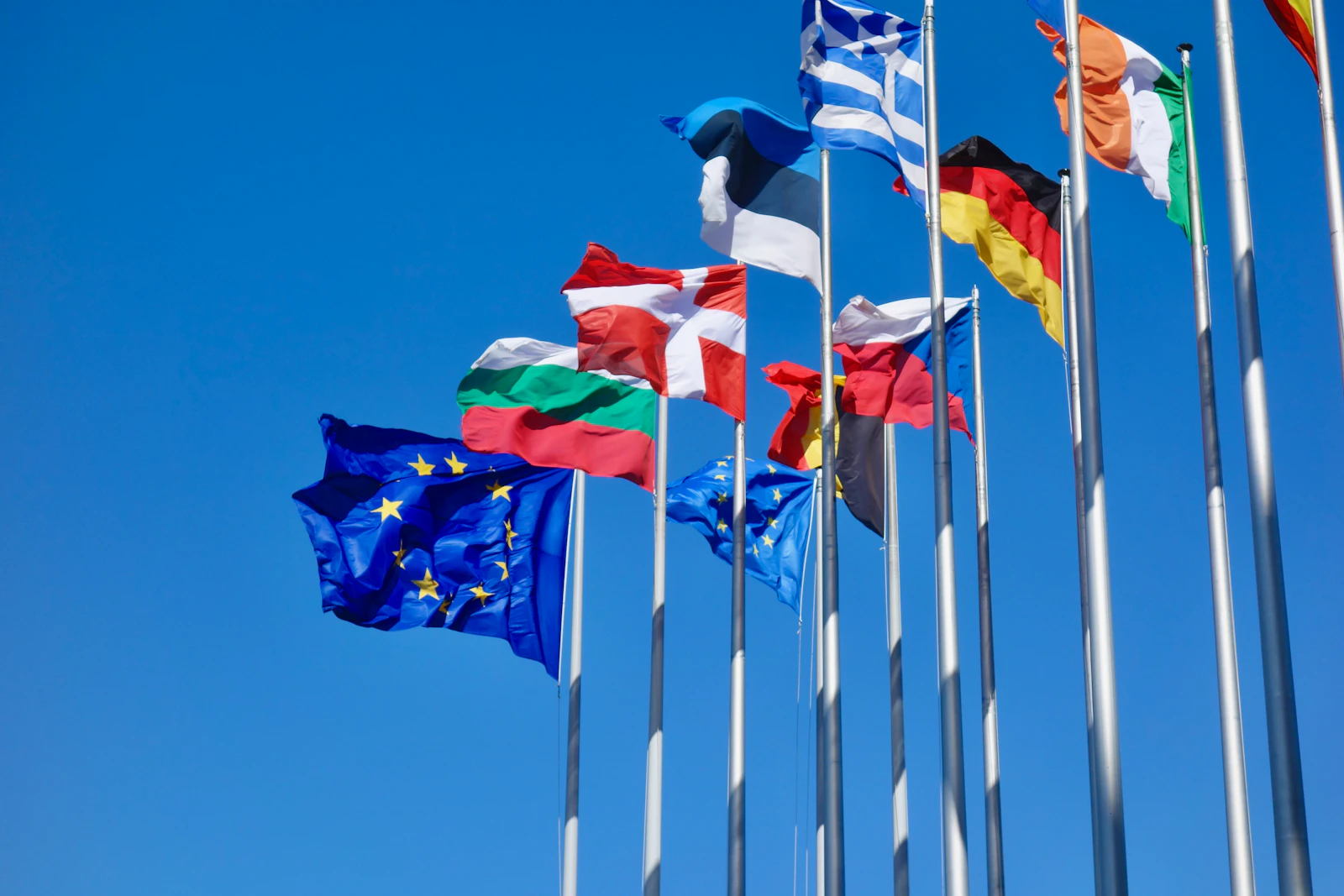 Europaflagge und Landesflaggen vor blauem Himmel
