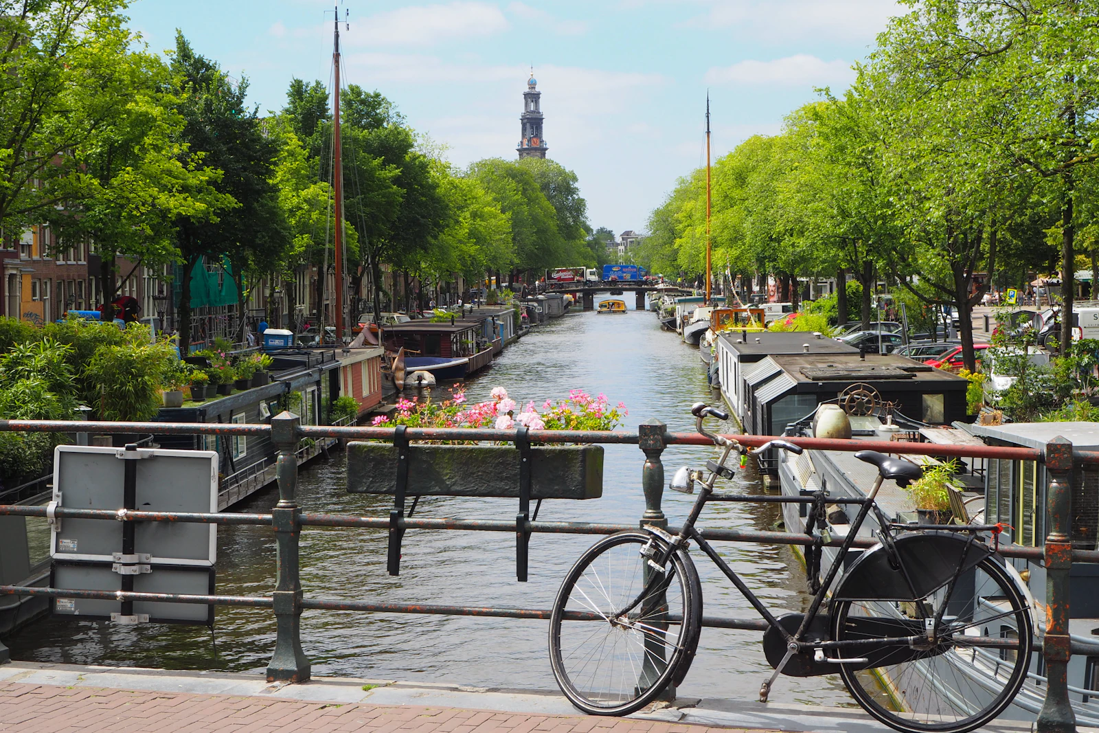 Gracht mit Fahrrad am Geländer in Amsterdam